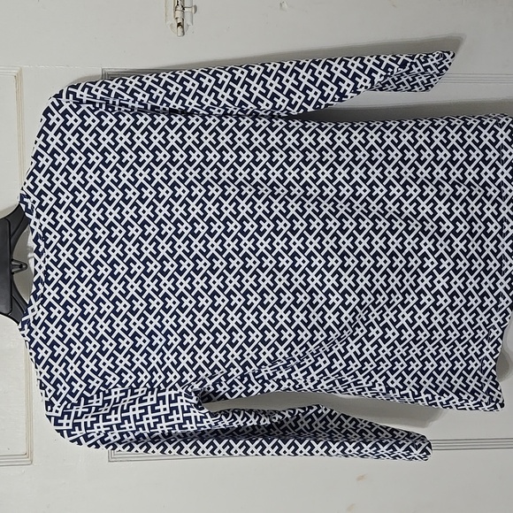 J McLaughlin Navy and White Geometric Women's Top Blouse 3/4 Sleeve - Picture 3 of 4